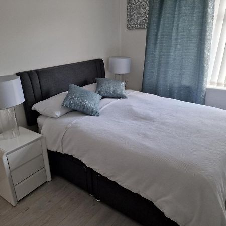 L & J Escapes- 4 Bedrooms Suitable For Contractors And Families- Large Private Parking-10 Minutes To M6 Junction 9 Coseley Extérieur photo