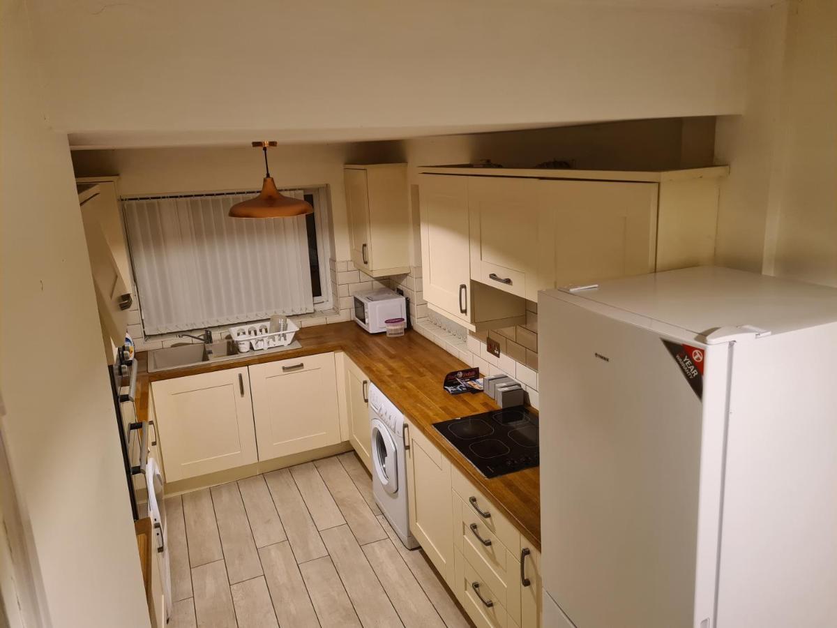 L & J Escapes- 4 Bedrooms Suitable For Contractors And Families- Large Private Parking-10 Minutes To M6 Junction 9 Coseley Extérieur photo