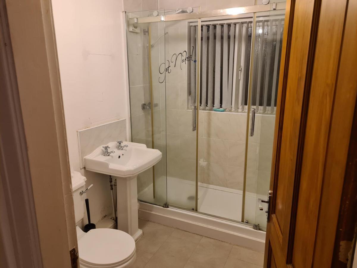 L & J Escapes- 4 Bedrooms Suitable For Contractors And Families- Large Private Parking-10 Minutes To M6 Junction 9 Coseley Extérieur photo