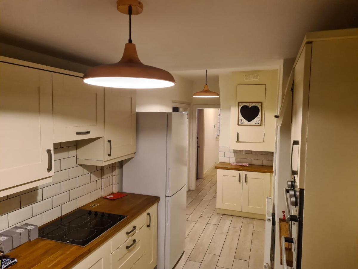 L & J Escapes- 4 Bedrooms Suitable For Contractors And Families- Large Private Parking-10 Minutes To M6 Junction 9 Coseley Extérieur photo