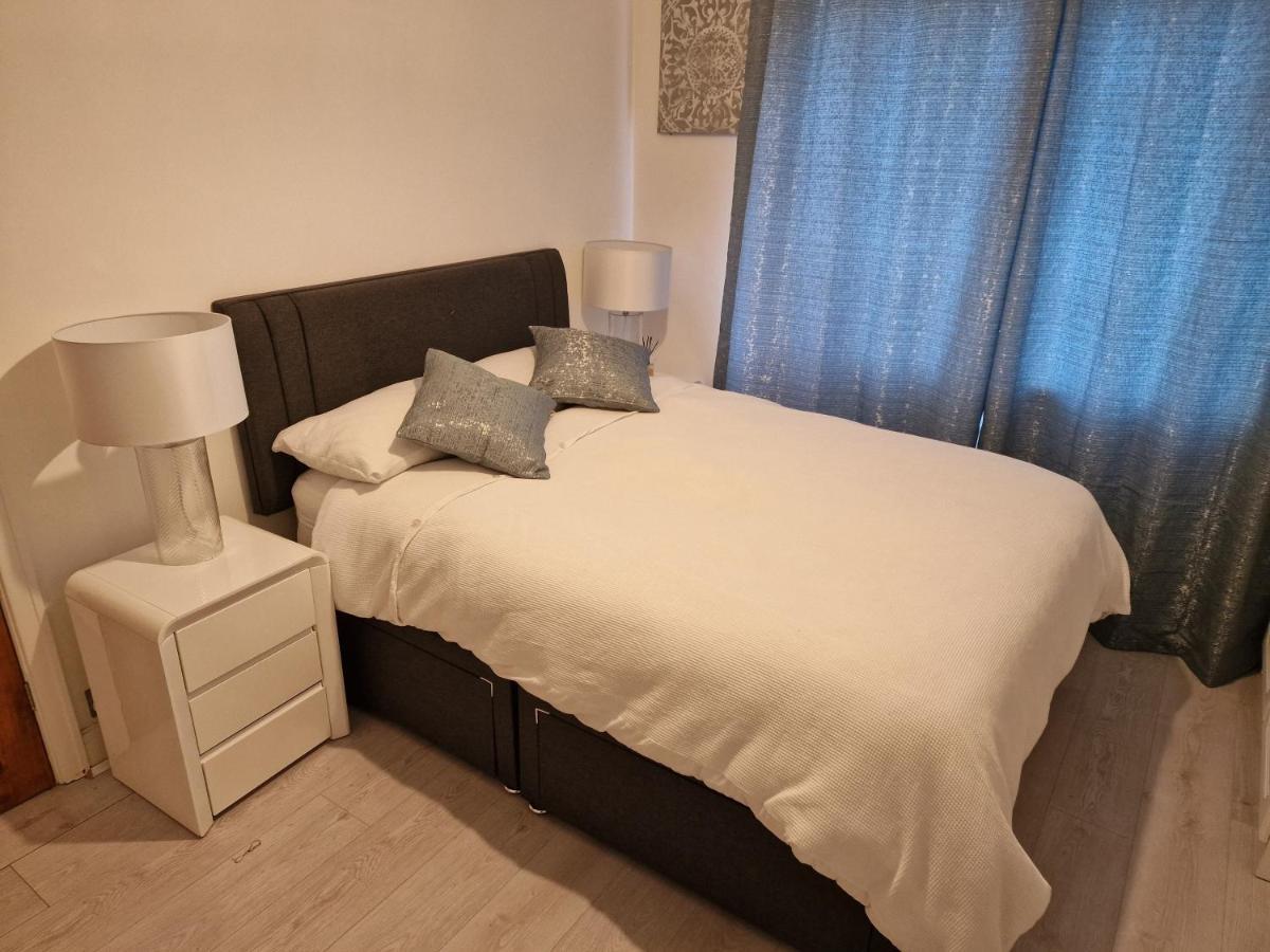 L & J Escapes- 4 Bedrooms Suitable For Contractors And Families- Large Private Parking-10 Minutes To M6 Junction 9 Coseley Extérieur photo