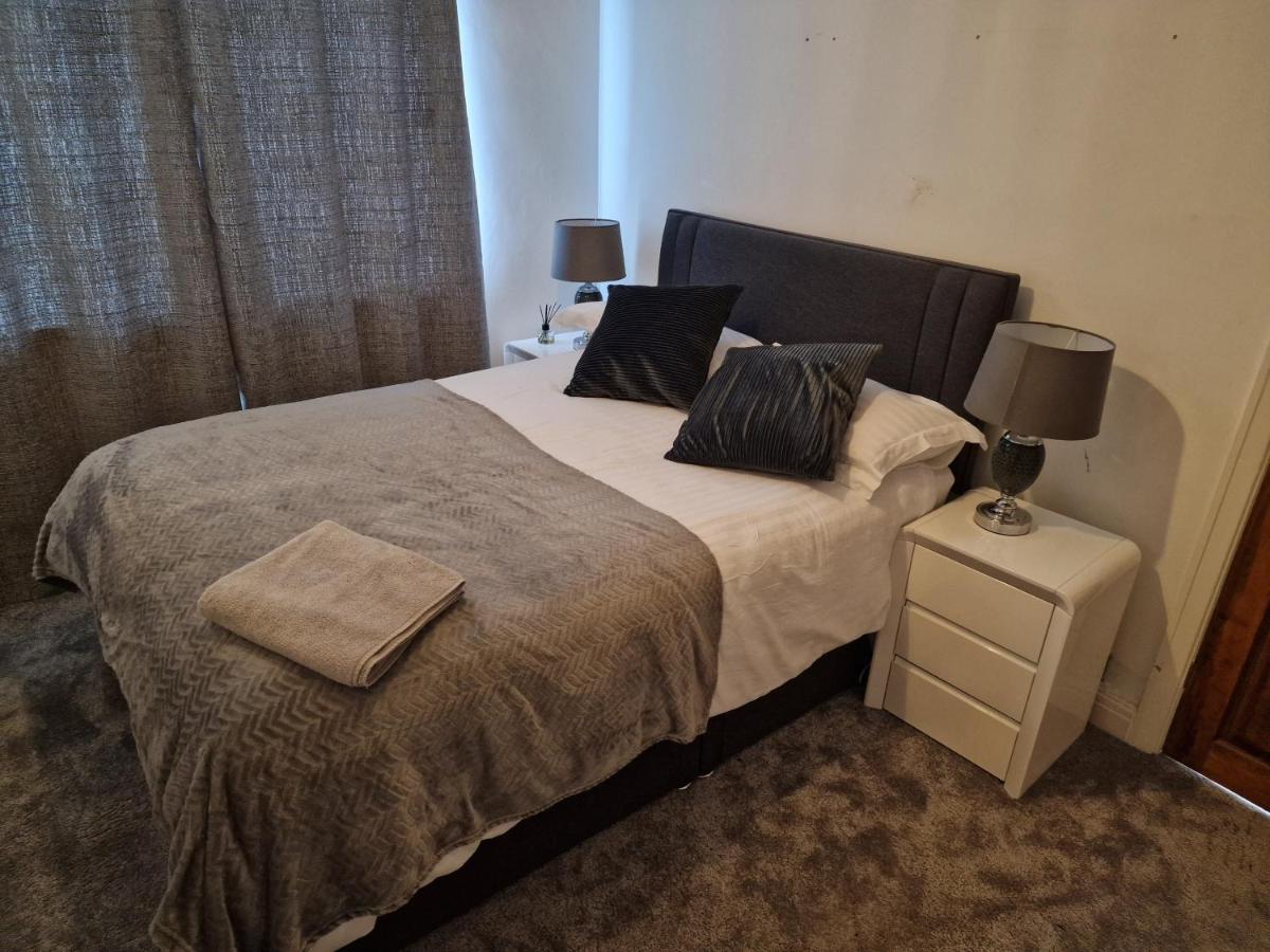 L & J Escapes- 4 Bedrooms Suitable For Contractors And Families- Large Private Parking-10 Minutes To M6 Junction 9 Coseley Extérieur photo